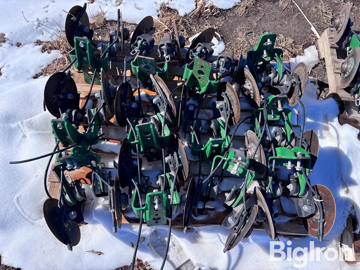 john-deere-rear-mount-disc-fertilizer-for-planter-image-15