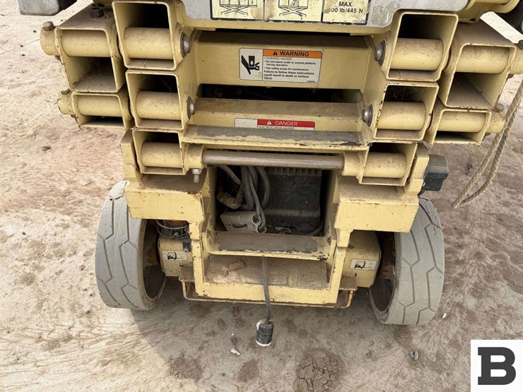 2011-jlg-1930es-image-17