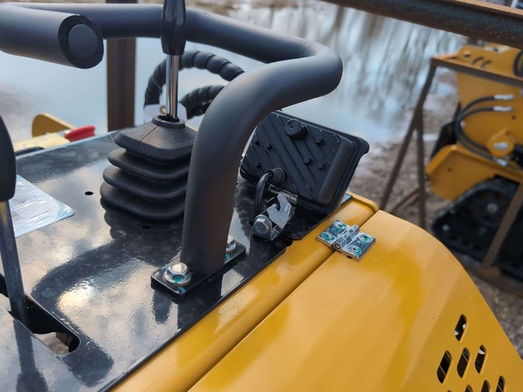 agt-mini-crawler-skid-steer-mx-crt23-*-front-light-bracket-damage-review-photos-image-12