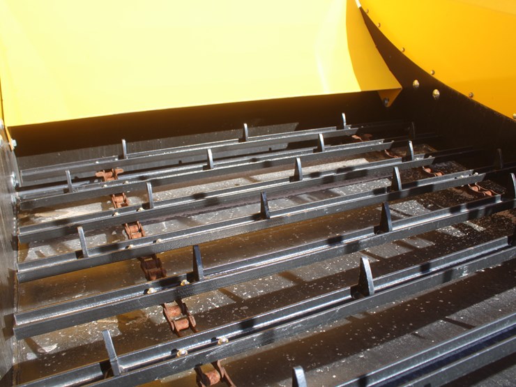 #1017-•-yellow-x24-bale-shredder-image-21