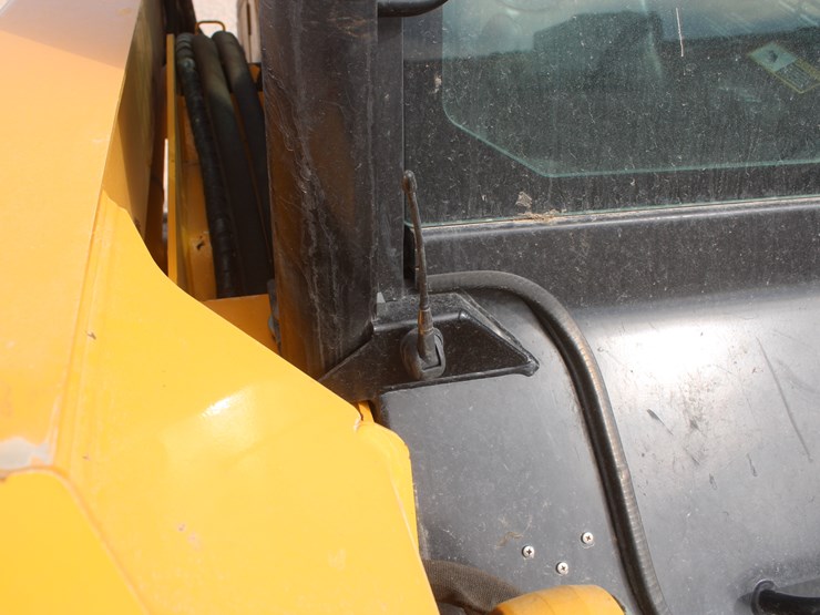 john-deere-325-image-52