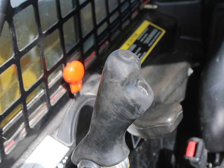 john-deere-325-image-56