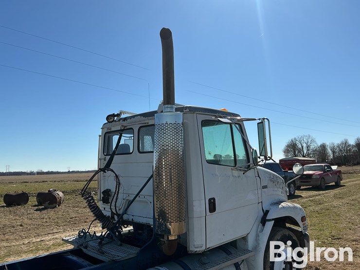 2001-freightliner-fl112-image-12