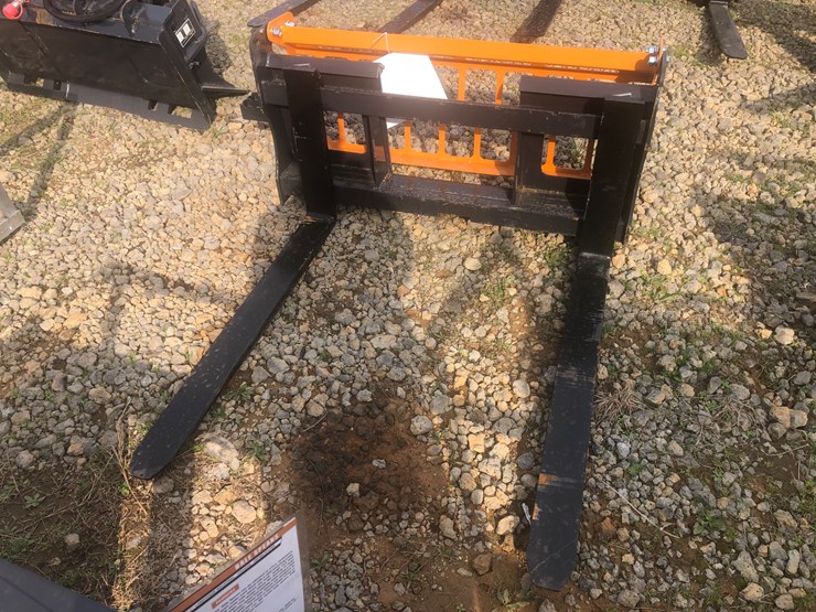 #52-•-skid-steer-pallet-forks-image-1