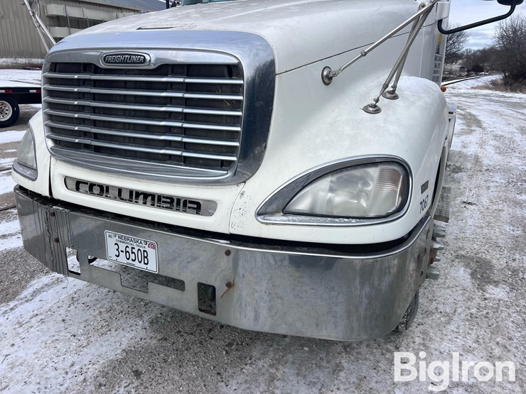 2004-freightliner-columbia-120-image-17