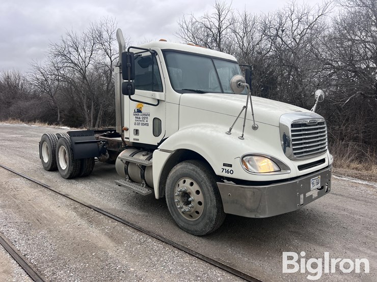 2004-freightliner-columbia-120-image-3