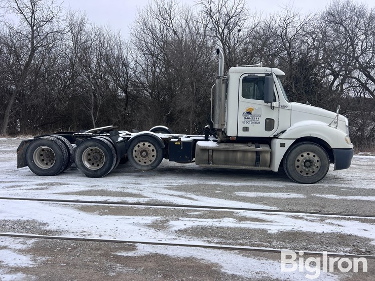 2007-freightliner-columbia-120-image-4