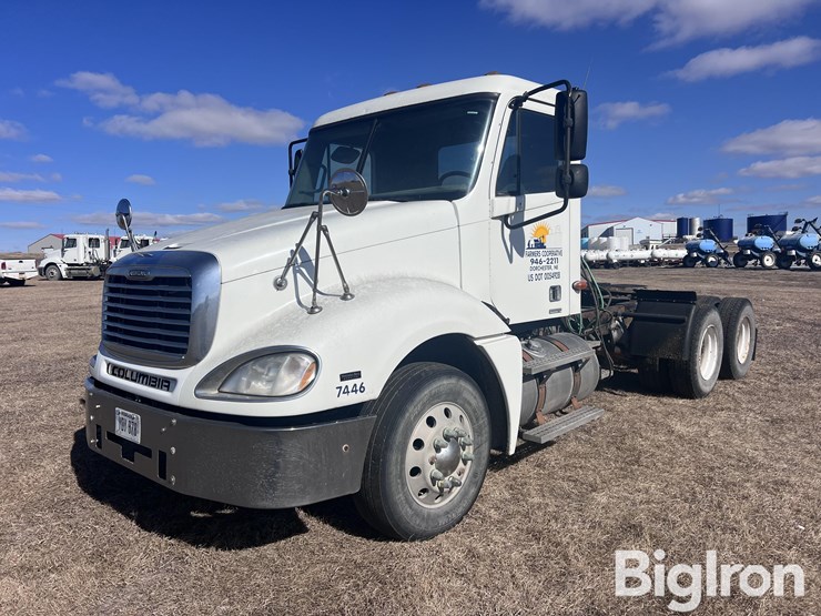 2004-freightliner-columbia-120-image-1