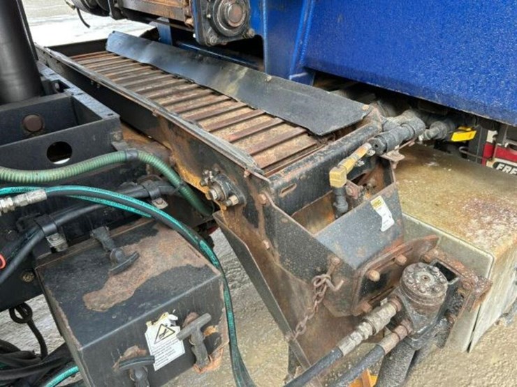 2013-freightliner-108sd-image-24