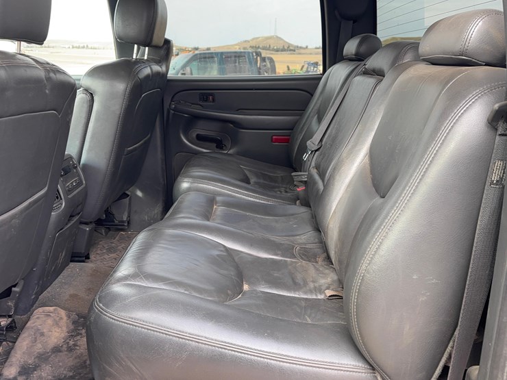 2004-chevrolet-k2500hd-pickup-image-9