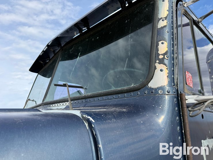 1993-freightliner-fld120-image-10