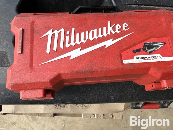 skid-of-milwaukee-power-tools-image-10