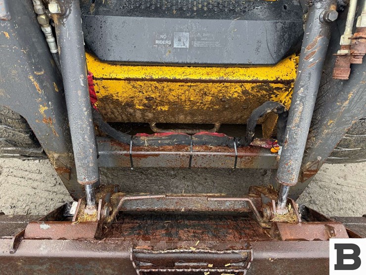 new-holland-l175-image-11