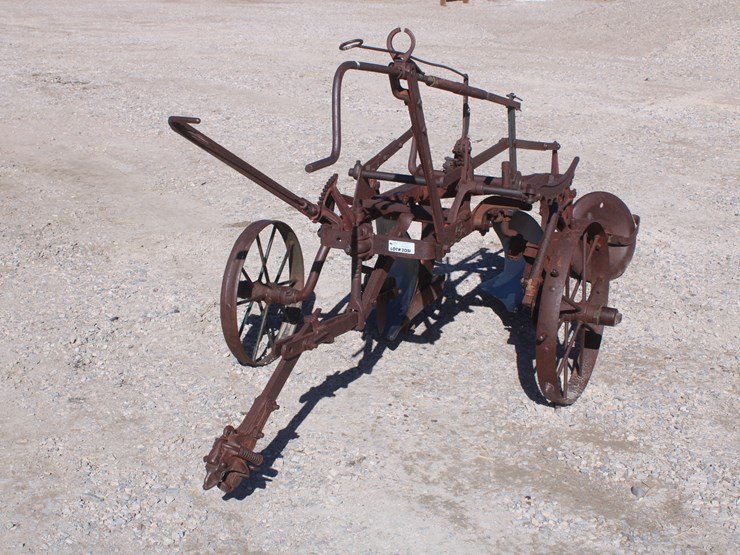 #2051-•-oliver-no.-100-two-bottom-plow-image-15