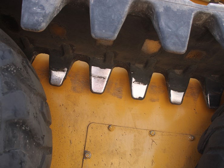 john-deere-325-image-40