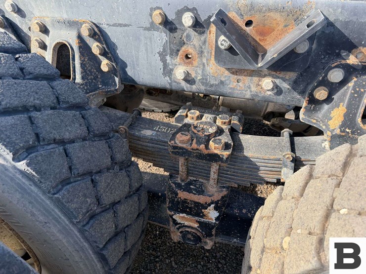 2001-peterbilt-330-image-16