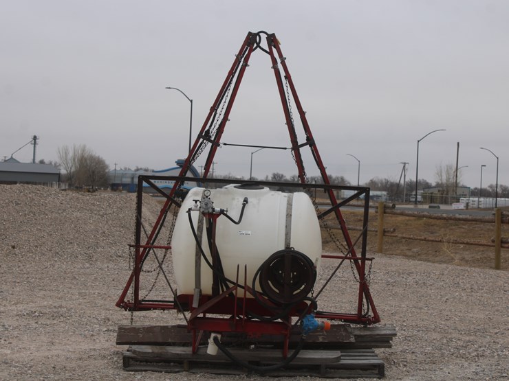 #2094-•-3-point-sprayer-with-200-gallon-tank-image-1