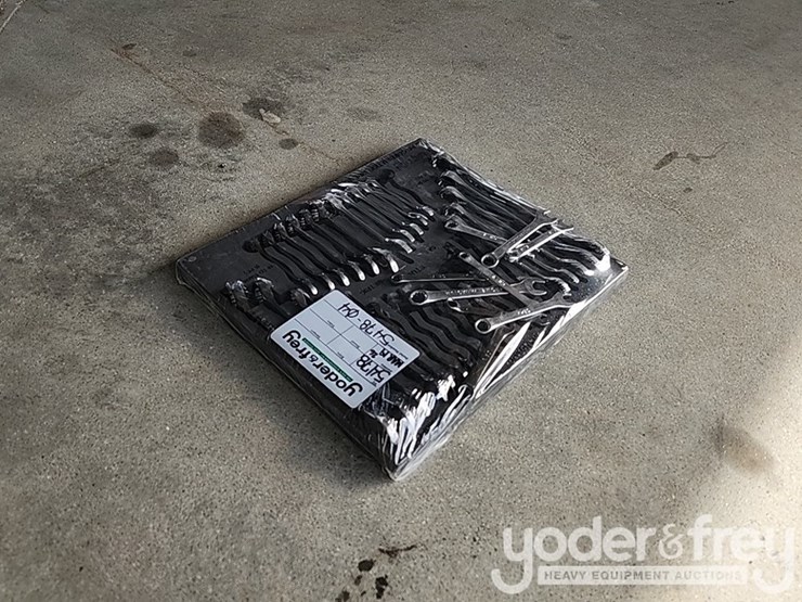 unused-32pc-combination-wrench-set-c/w-case,-grip-image-4