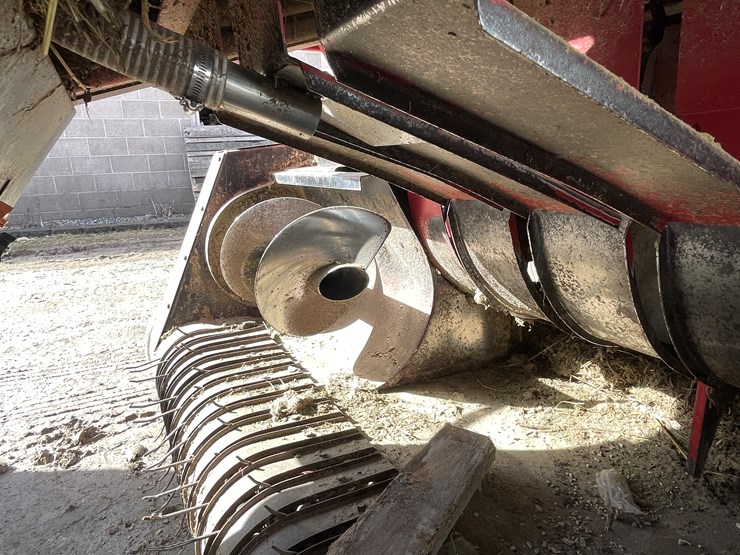 #3200-•-case-8575-square-baler-image-12