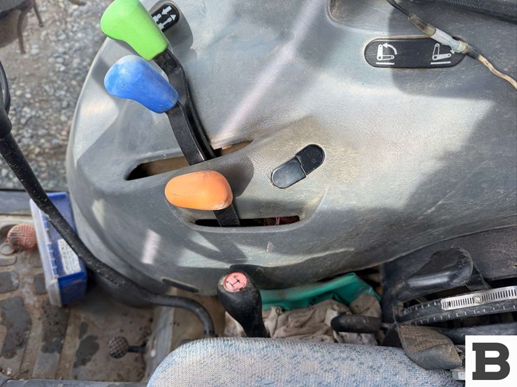 2008-new-holland-tn85fa-image-37