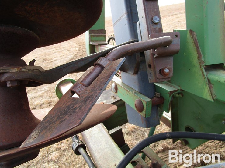 john-deere-335-image-16