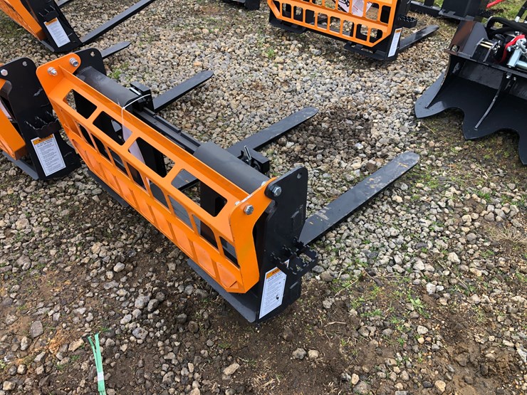 #46-•-42”-pallet-forks-image-1