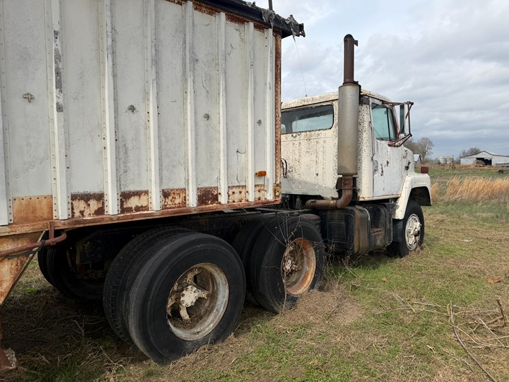 #41247-•-inop-1978-international-f-2275-daycab-truck-image-3