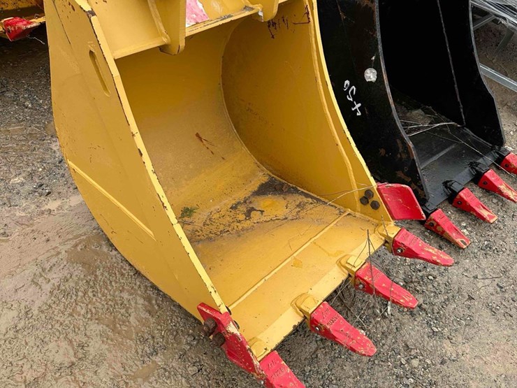 26"-cat-backhoe-bucket-with-side-cutters-image-3
