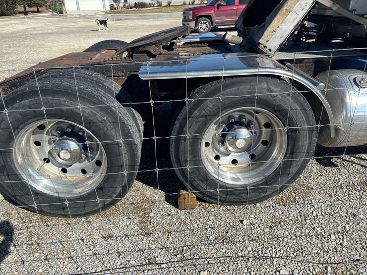 1982-peterbilt-389-image-29