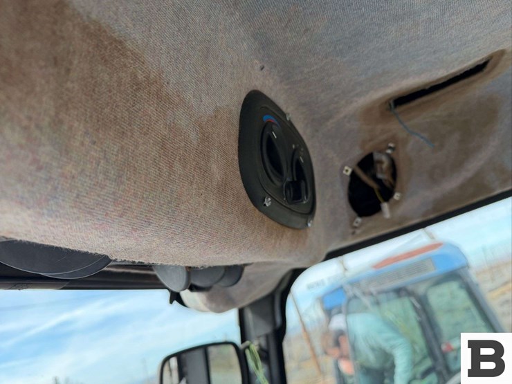 2008-new-holland-tn85fa-image-32