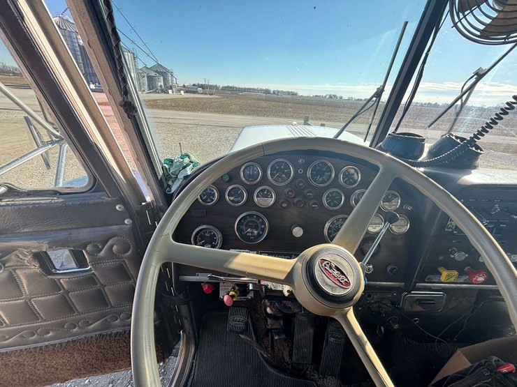 1982-peterbilt-389-image-17