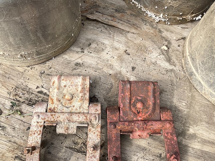 #7258-•-(4)-stainless-steel-milk-cans-image-15