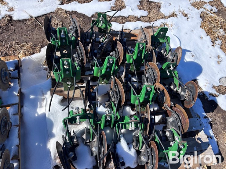 john-deere-rear-mount-disc-fertilizer-for-planter-image-18