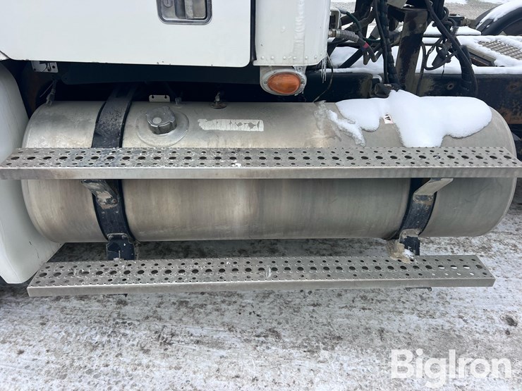 2007-freightliner-columbia-120-image-11