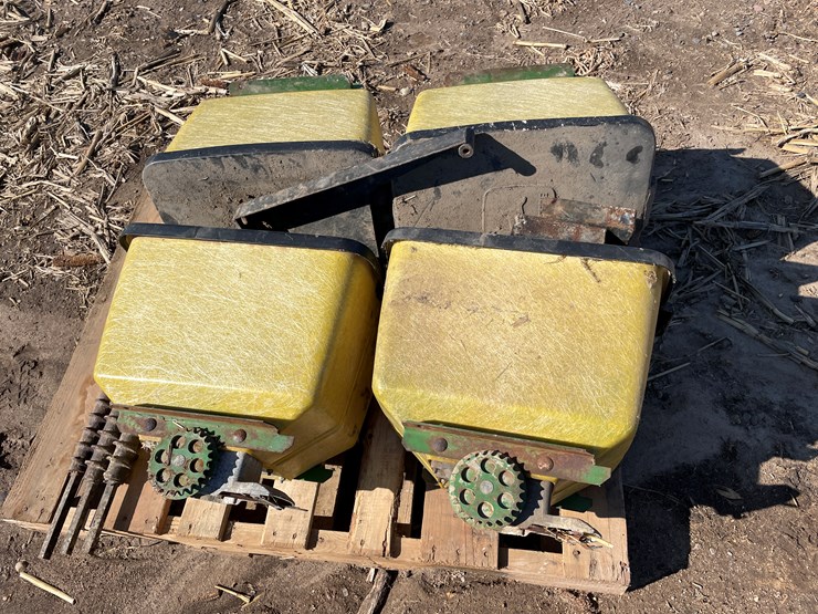 #7410-•-john-deere-fert-boxes-(bloomer,-wi)-image-15
