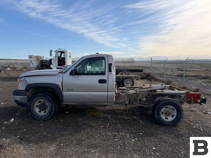 2005-chevrolet-silverado-3500-image-2