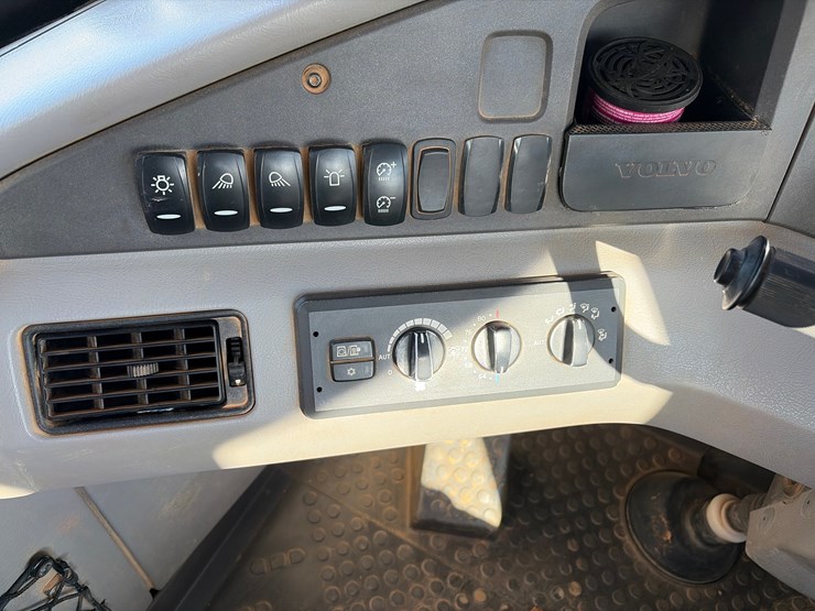 2017-volvo-a25g-image-19