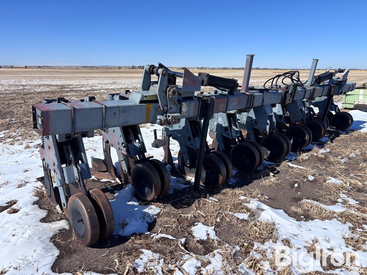 hiniker-8r30-folding-cultivator-w/ridging-wings-image-3