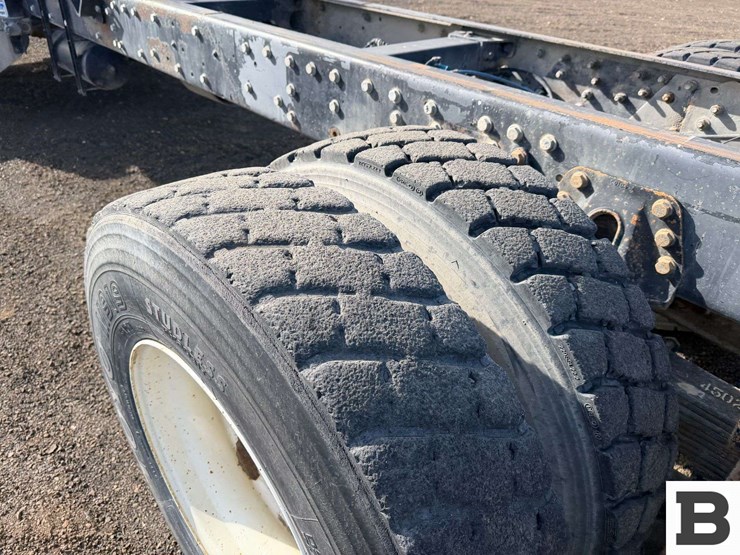 2001-peterbilt-330-image-15