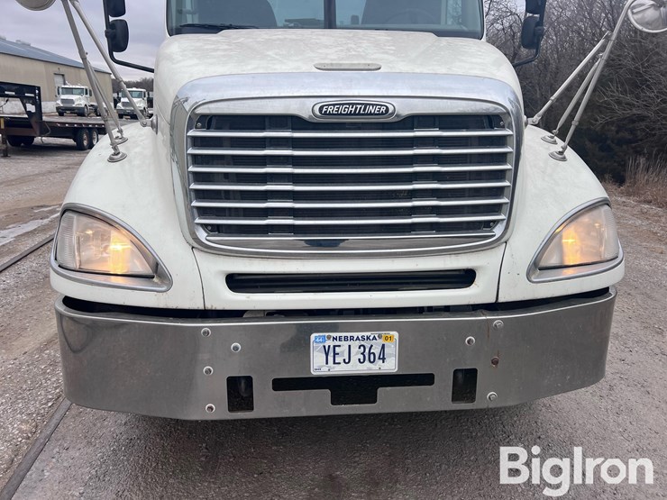 2004-freightliner-columbia-120-image-15