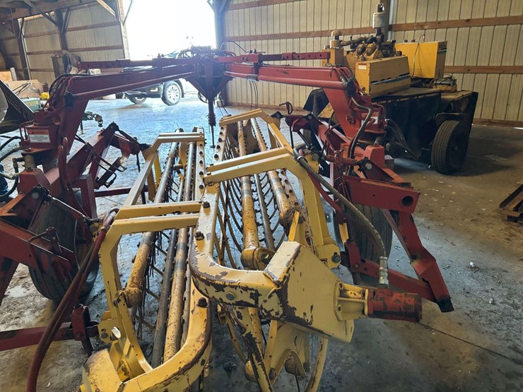 new-holland-216-image-8