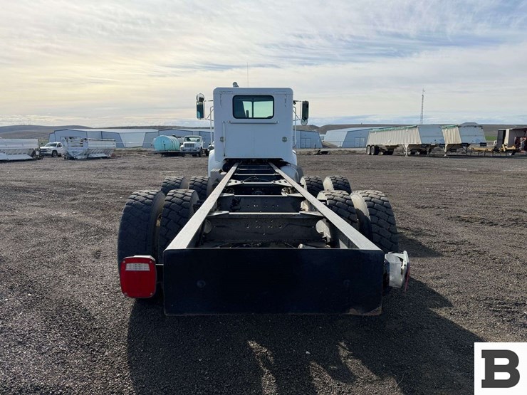 2001-peterbilt-330-image-3