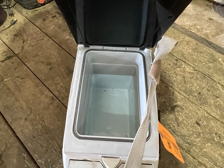 #7215-•-wagan-tech-electric-cooler-image-6