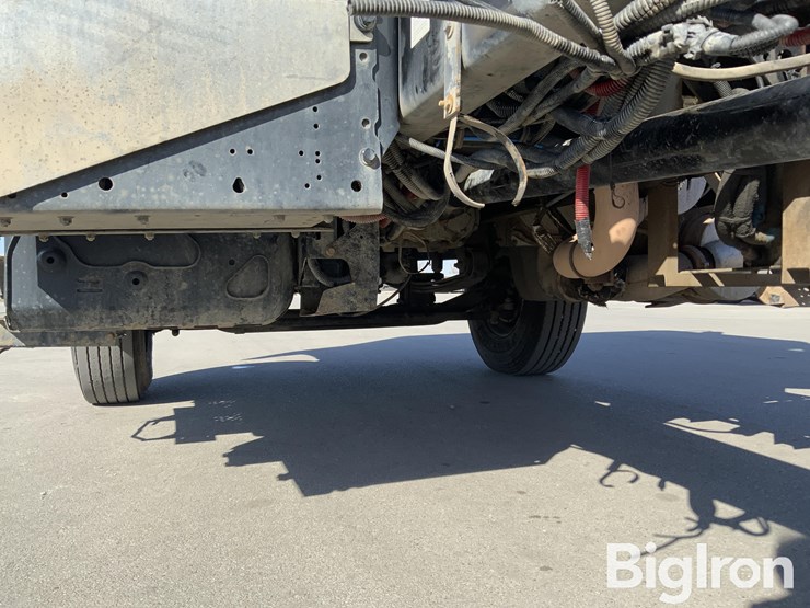 2012-freightliner-m2-106-image-19