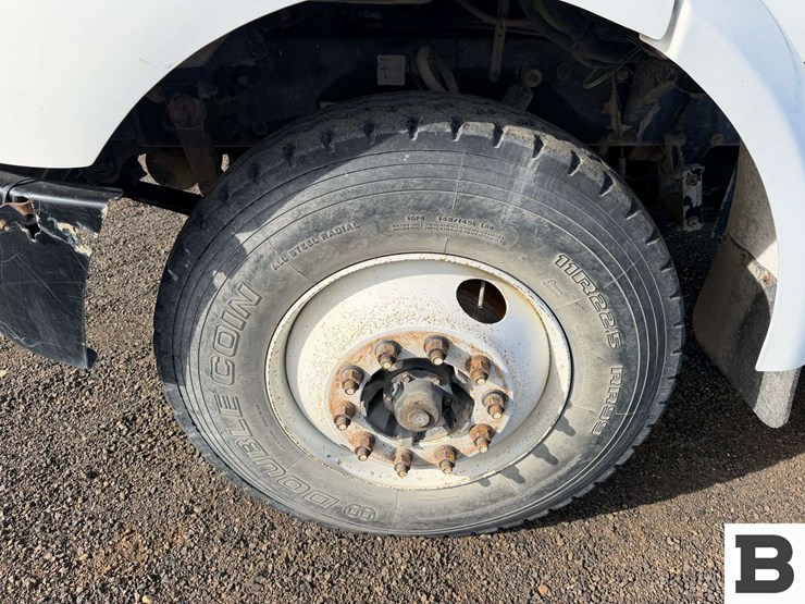 2001-peterbilt-330-image-7