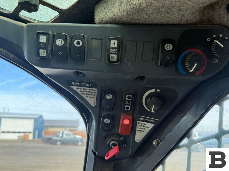 2010-john-deere-329d-image-38