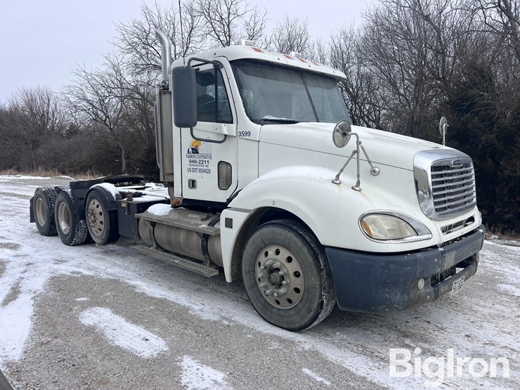 2007-freightliner-columbia-120-image-3