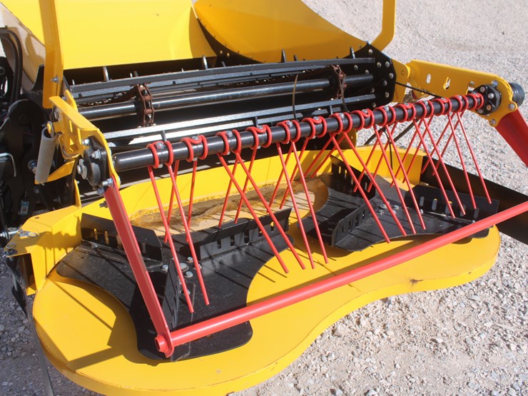 #1017-•-yellow-x24-bale-shredder-image-23