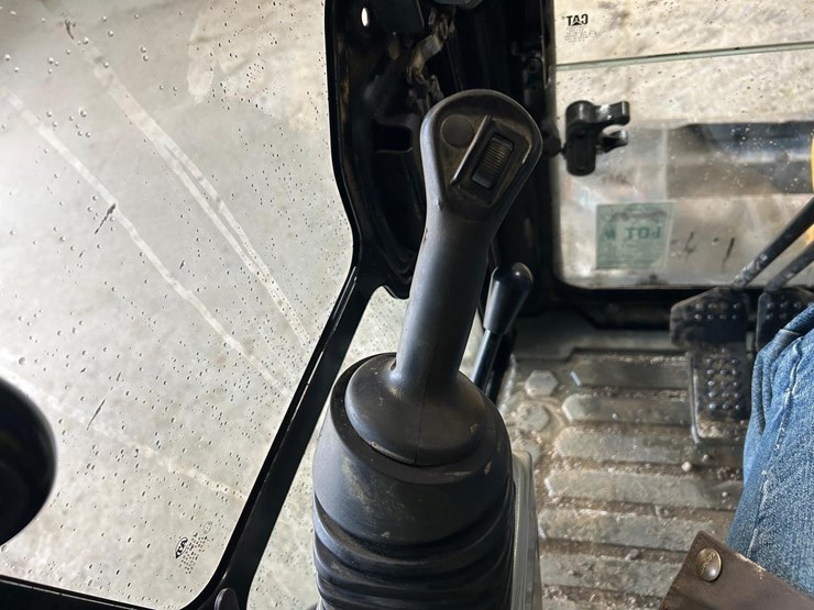 2016-caterpillar-305.5e2-image-27