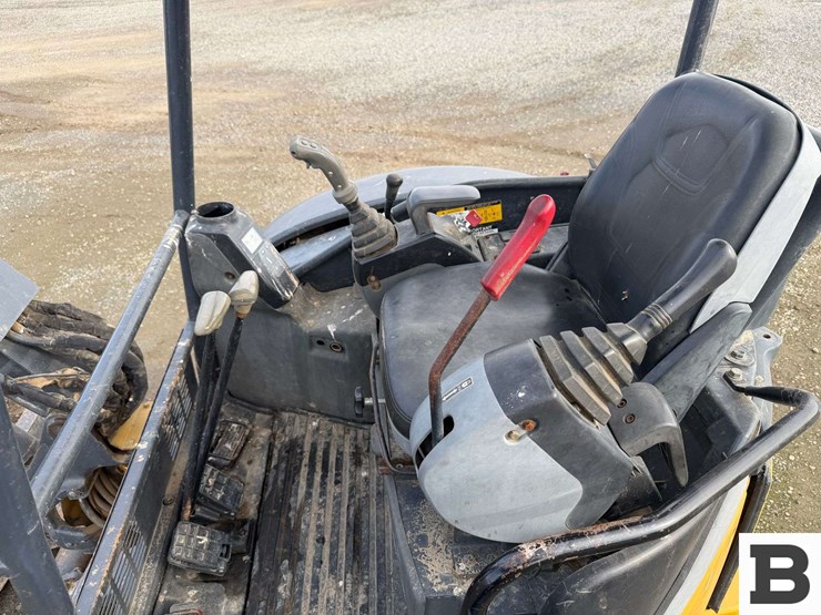 2012-deere-35d-image-56